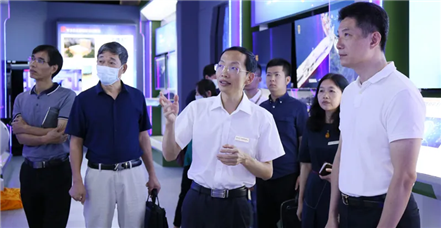 厦门火炬高新区党工委副书记、管委会主任庄荣良一行莅临AG尊时凯龙人生就博调研指导 